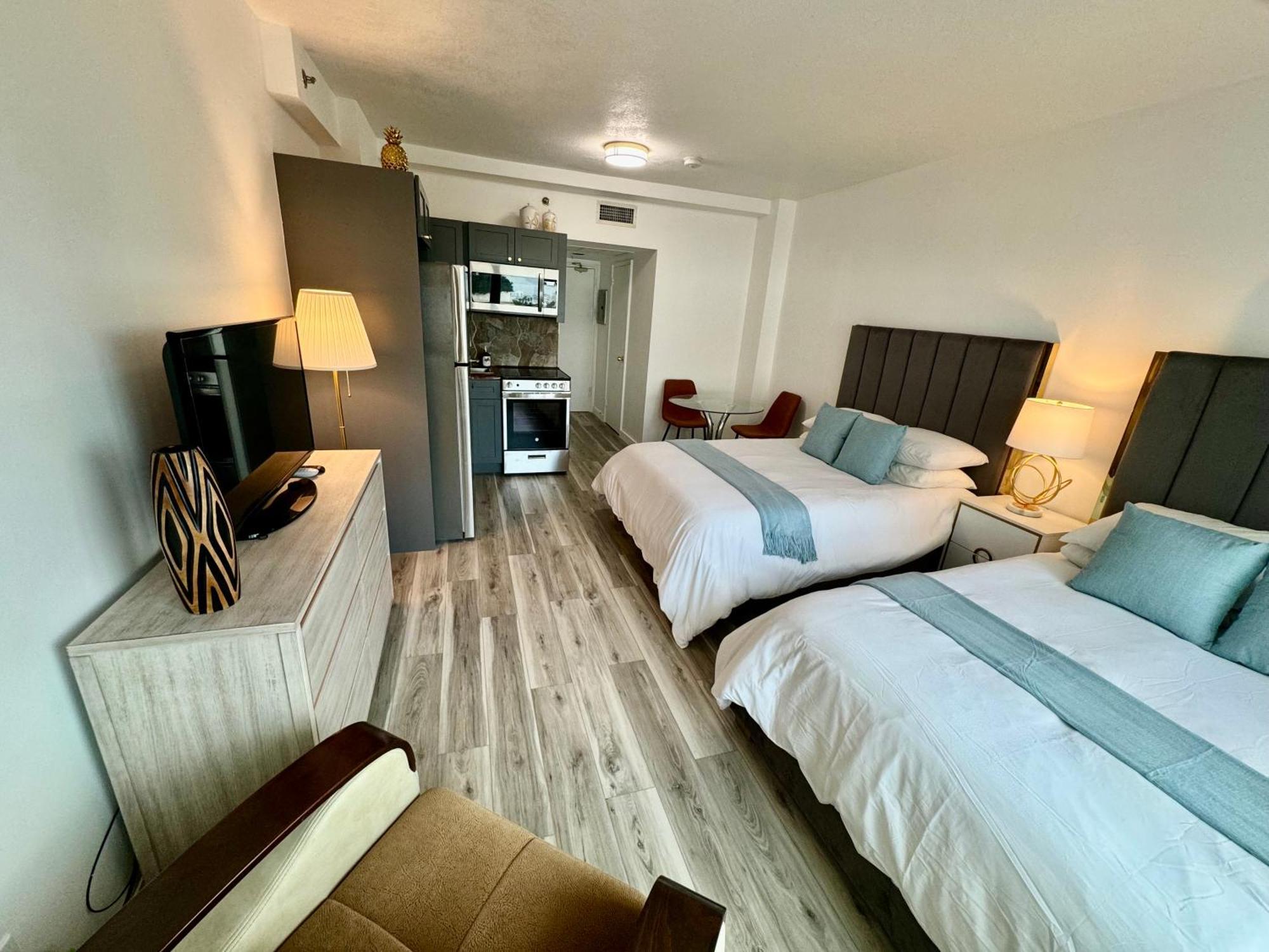 Directly On The With Pool & Parking Appartement *